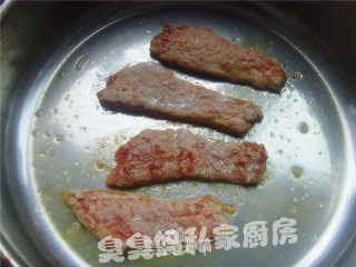 西餐做法中餐味------酱汁烤牛排的做法步骤：3