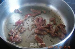 芹菜炒猪肉的做法步骤：2
