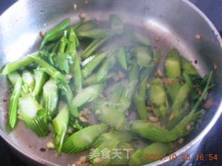 芹菜炒猪肉的做法步骤：2