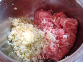 薄皮大馅的猪肉香菜馄饨的做法步骤：2