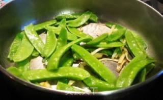 自发绿豆芽炒荷豆牛肉的做法步骤：2