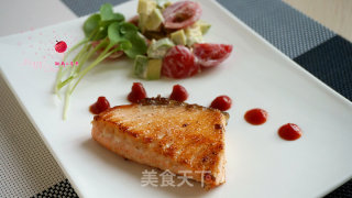 煎三文鱼牛油果沙拉