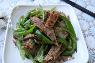 青椒炒鱼肉饼的做法