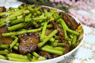 烧肉炒蒜芯的做法