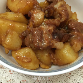 土豆焖五花肉的做法