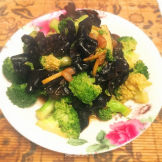 西兰花炒木耳的做法