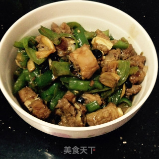 青椒炒排骨的做法