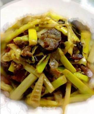 火麻油炒腊肠小竹笋的做法