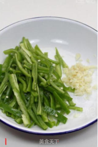 蒜香芽菜炒冻竹笋的做法步骤：2