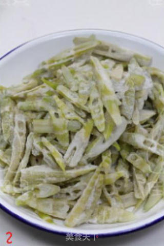 蒜香芽菜炒冻竹笋的做法步骤：2