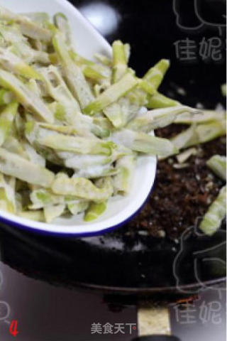 蒜香芽菜炒冻竹笋的做法步骤：2