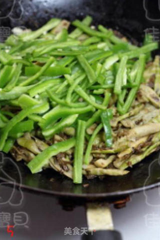 蒜香芽菜炒冻竹笋的做法步骤：2