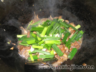 松茸炒肉片的做法步骤：2