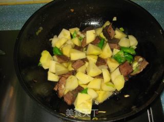 土豆烧牛肉的做法步骤：2
