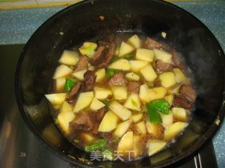 土豆烧牛肉的做法步骤：2