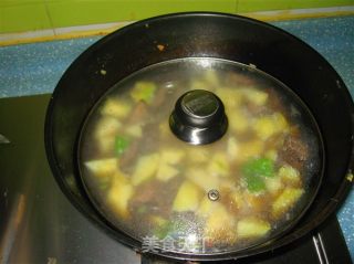 土豆烧牛肉的做法步骤：2