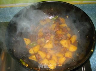 土豆烧牛肉的做法步骤：2
