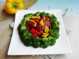 西兰花拼腊肠的做法