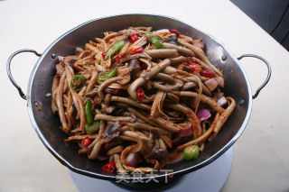 干锅腊肉茶树菇的做法