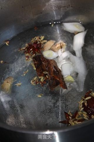 炖腔骨的做法步骤：2