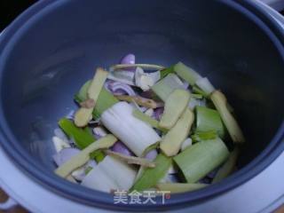 电饭煲-黑胡椒酱油鸡(五花肉)的做法步骤：2