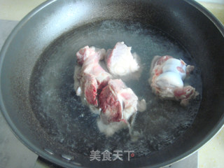山药胡萝卜筒骨汤的做法步骤：2