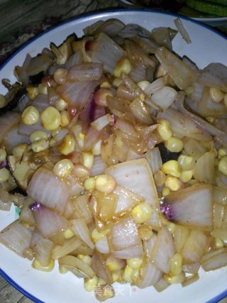 红酒玉米粒配香菇熏洋葱的做法