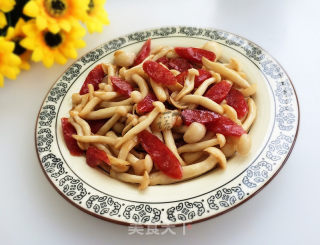 白玉菇炒腊肠的做法