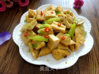 双椒豆腐泡的做法