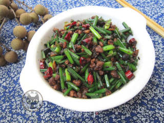 下饭小菜——苍蝇头（韭菜花炒肉末）
