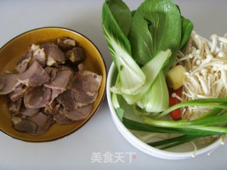 青菜金针茹烩牛肉的做法步骤：2