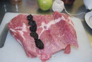 夹心肉卷李子的做法步骤：2