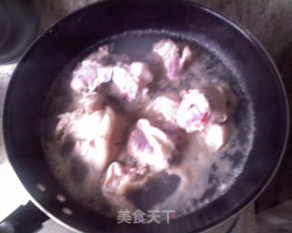 黄花枸杞炖猪蹄的做法步骤：2
