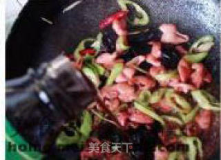 尖椒炒肥肠的做法步骤：4