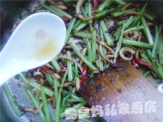 干煸鱿鱼丝的做法步骤：3