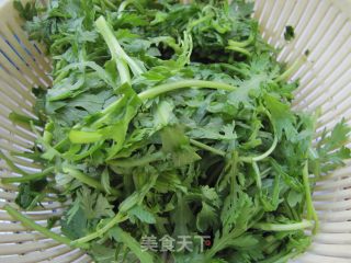 茼蒿肉圆汤的做法步骤：2