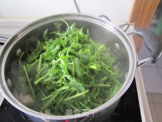 茼蒿肉圆汤的做法步骤：2
