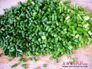 绿豆芽煎饼的做法步骤：2