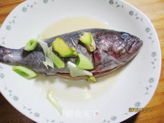 黑婆鱼炖蛋的做法步骤：2
