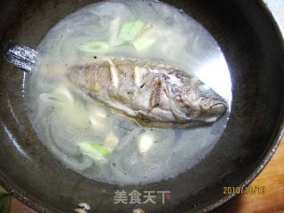黑婆鱼炖蛋的做法步骤：2