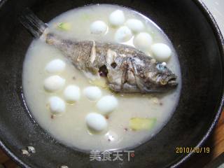 黑婆鱼炖蛋的做法步骤：2