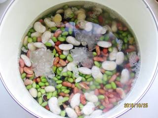蜜汁彩豆的做法步骤：2