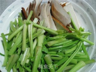 香芹炒香干的做法步骤：2