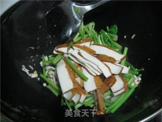 香芹炒香干的做法步骤：2