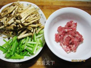 茶树菇香芹滑里脊的做法步骤：2
