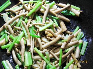 茶树菇香芹滑里脊的做法步骤：2