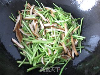 芦蒿炒豆干的做法步骤：2