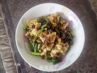 蒜薹炒肉+鸡蛋的做法