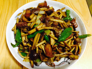 五花肉爆茶树菇的做法