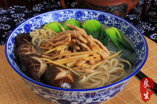 中点传奇—青菜肉丝面的做法